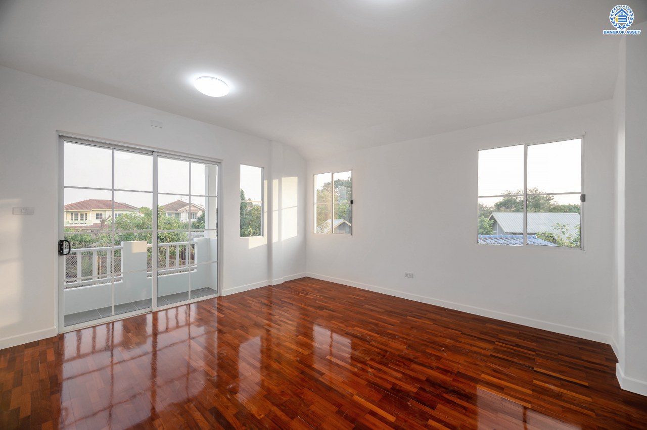 บ้านมือสองตกแต่งใหม่ โครงการ ชัยพฤกษ์ ติวานนท์-ราชพฤกษ์1 หลังมุม เนื้อที่ 68.4 ตร.ว. ฟังก์ชัน 3 ห้องนอน 2 ห้องน้ำ จอดรถได้ 2 คัน สภาพแวดล้อมดี บนทำเลศักยภาพ หน้าโครงการติดถนนใหญ่ เชื่อมต่อถนนราชพฤกษ์ ใกล้จุดขึ้นทางด่วน "ศรีสมาน" ใกล้ห้าง "เซ็นทรัล เวสต์เกต" และ "โรบินสัน ไลฟ์สไตล์ ศรีสมาน"...